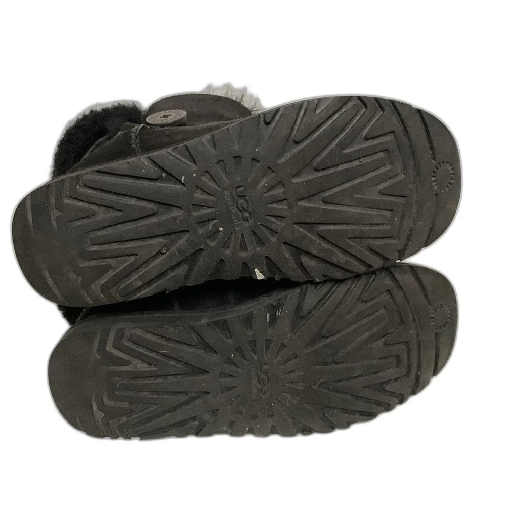UGG Women's Bailey Button II Black Suede Low Shearling Boot Size 6